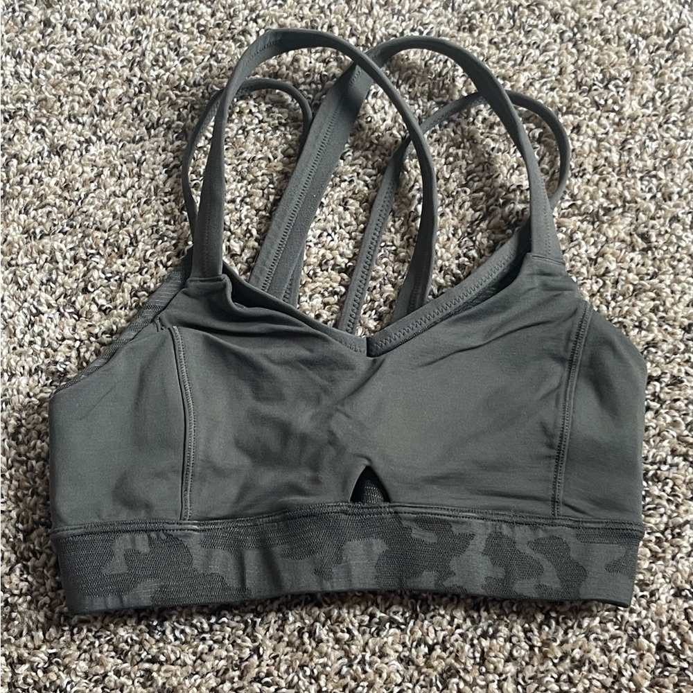 Army green and camo lululemon sports bra 💚🤎💚